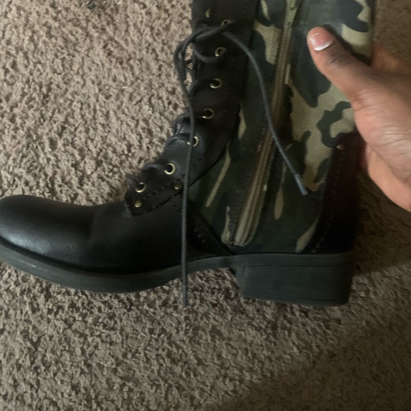 MiA size 10 black boots with zipper - Picture 4 of 5